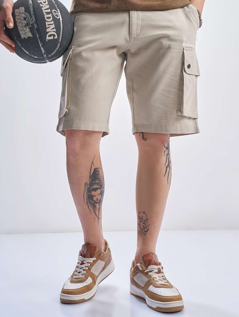 men solid mid rise relaxed fit cargo shorts