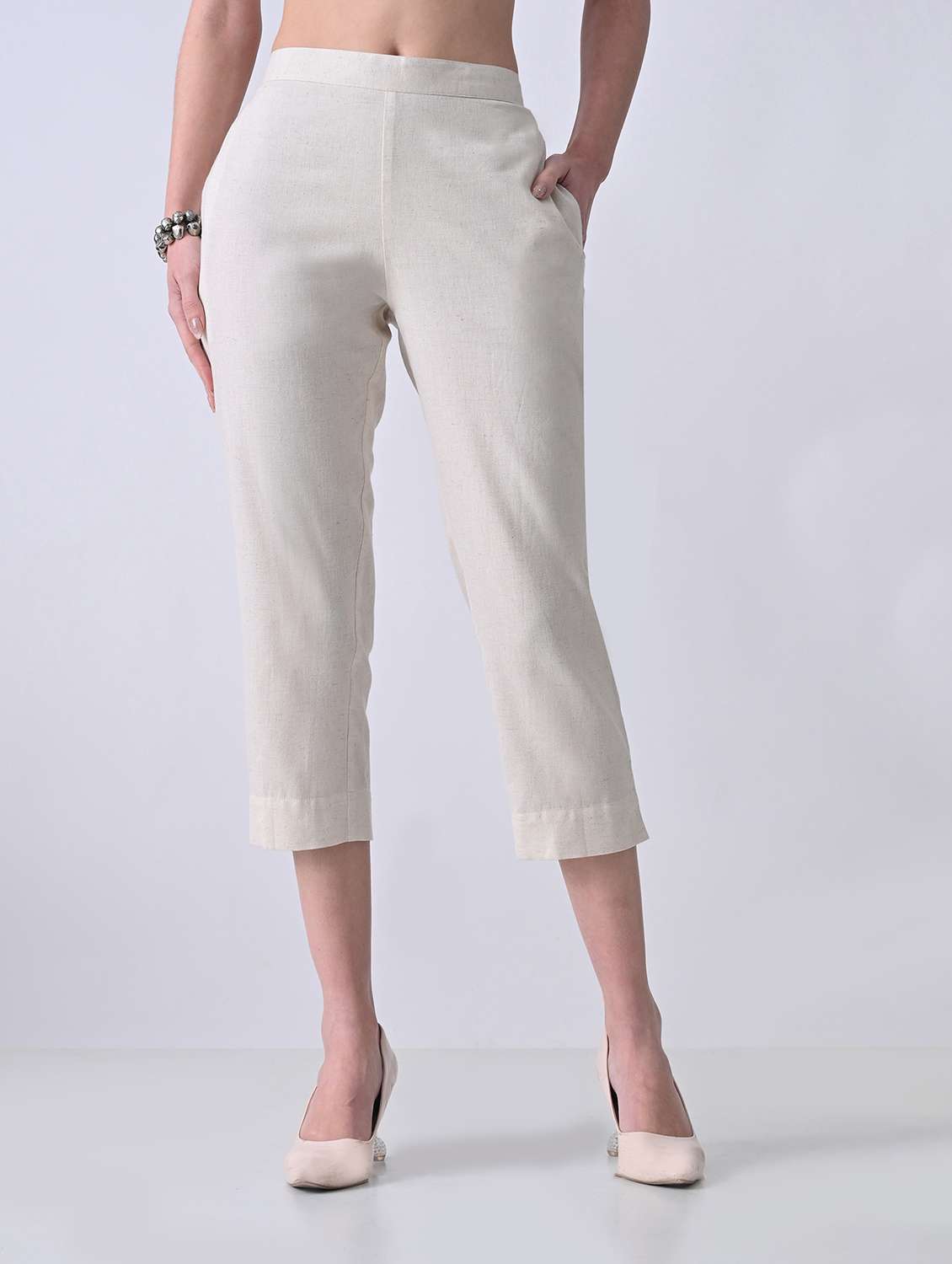 women solid mid rise tapered pant
