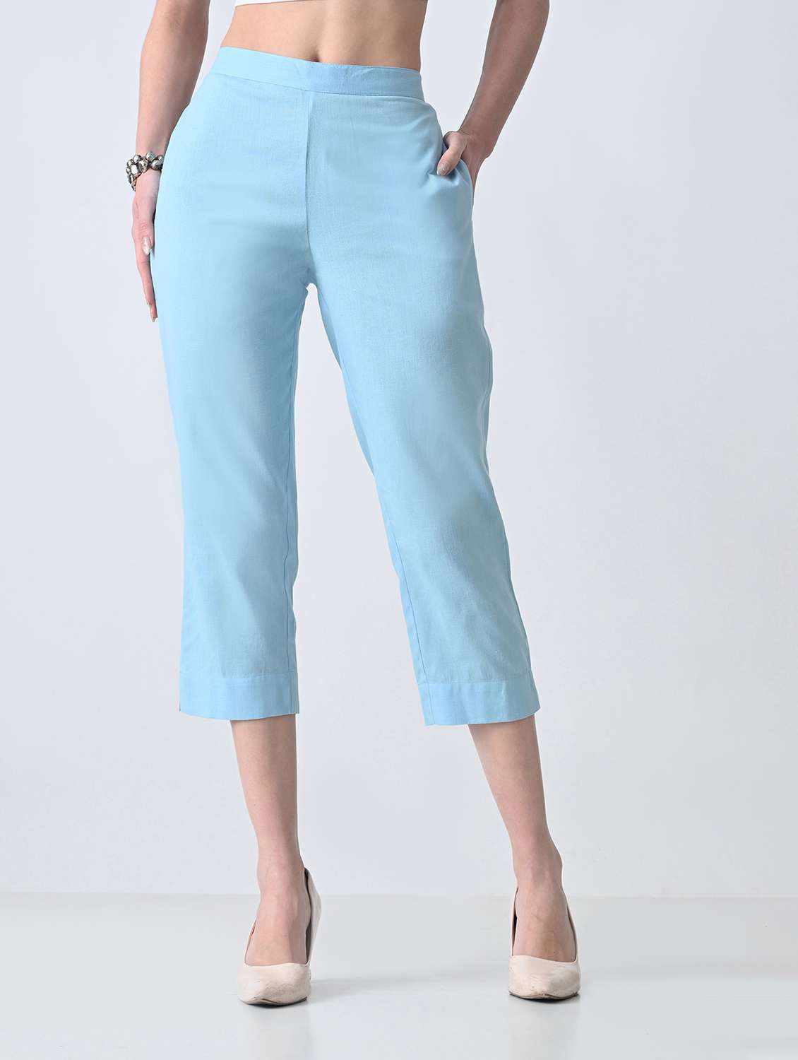 women solid mid rise tapered pant