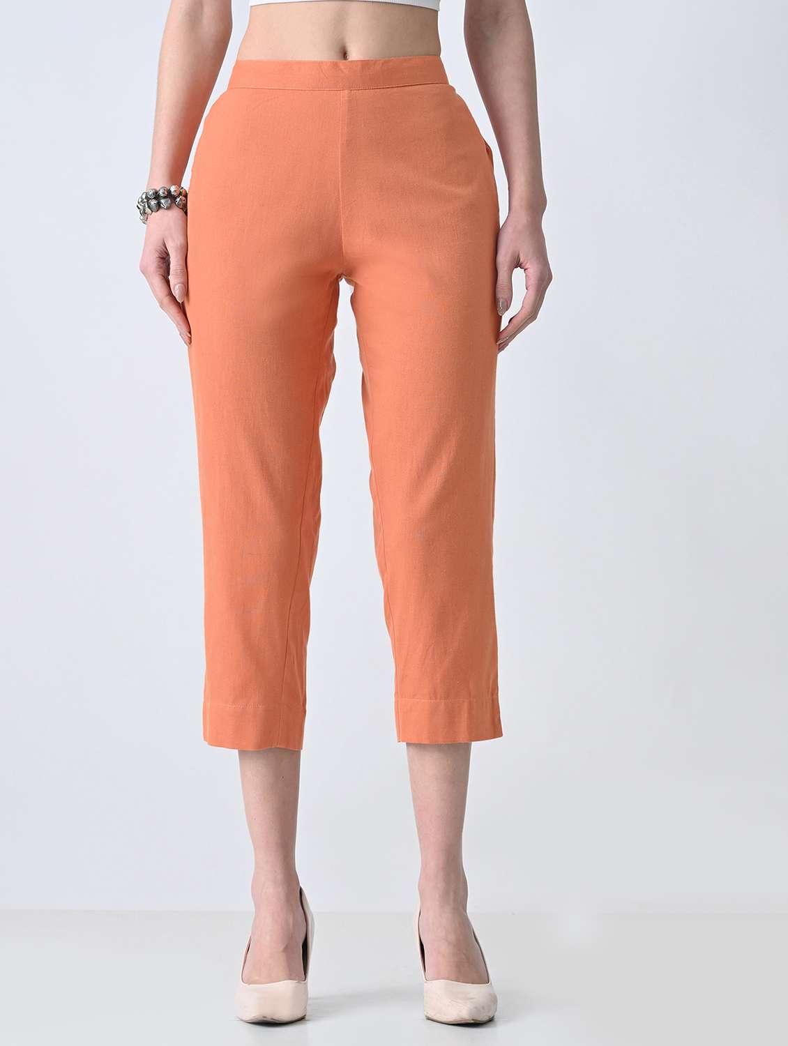 women solid mid rise tapered pant
