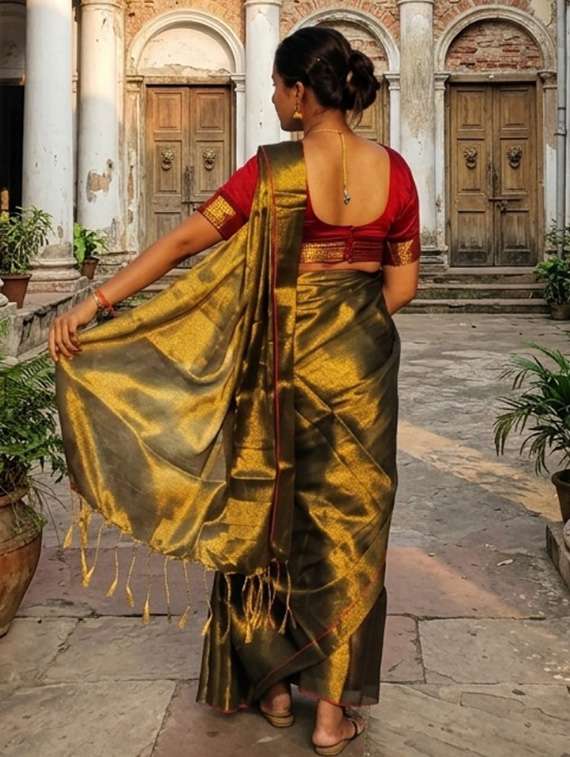 women solid handloom saree with blouse - 22500196 -  Standard Image - 3