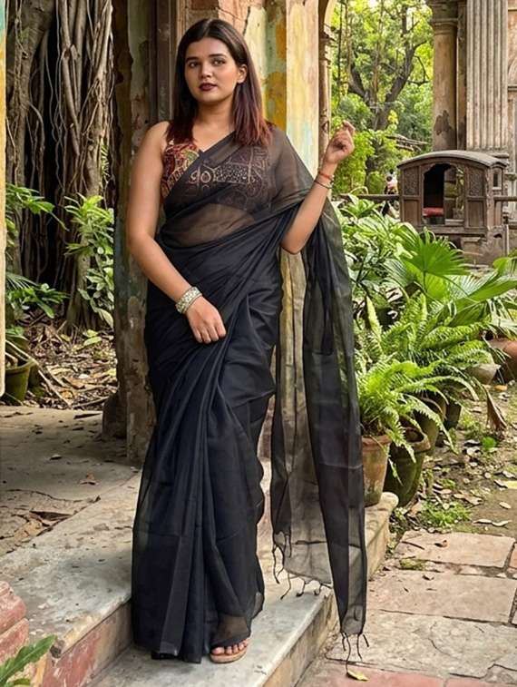 women solid handloom saree with blouse