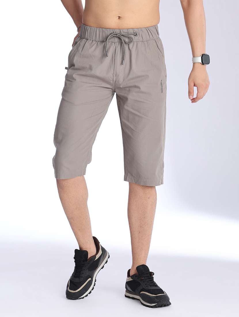 men solid mid rise regular fit three - fourth shorts