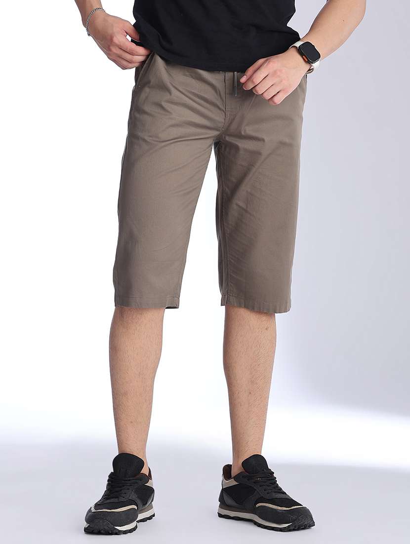 men solid mid rise regular fit three - fourth shorts