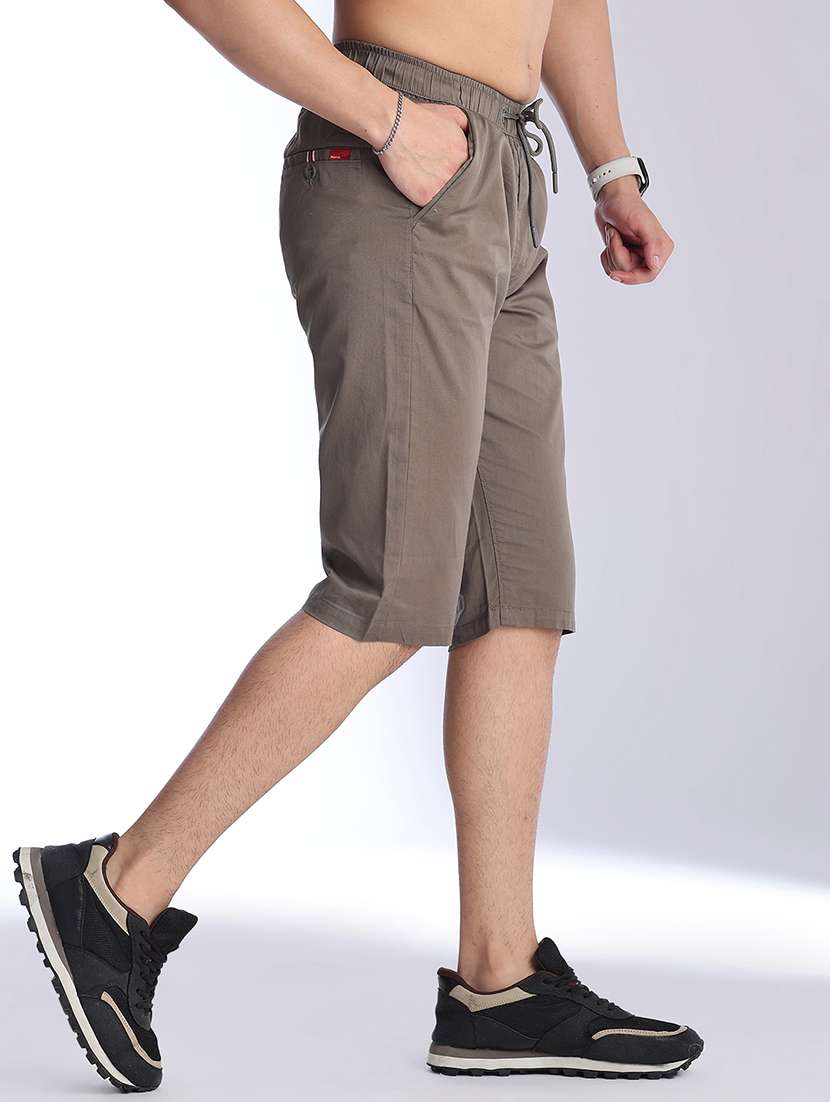 men solid mid rise regular fit three - fourth shorts - 22501015 -  Standard Image - 3