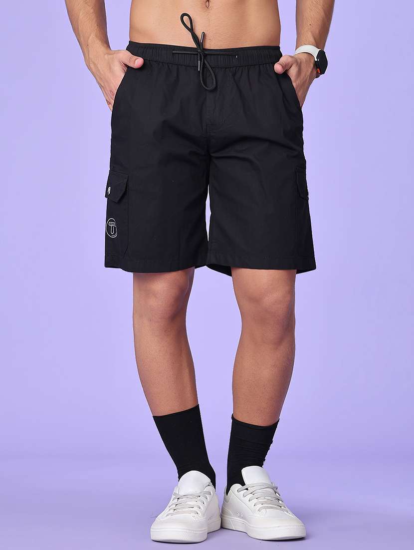 men solid mid rise regular fit cargo shorts