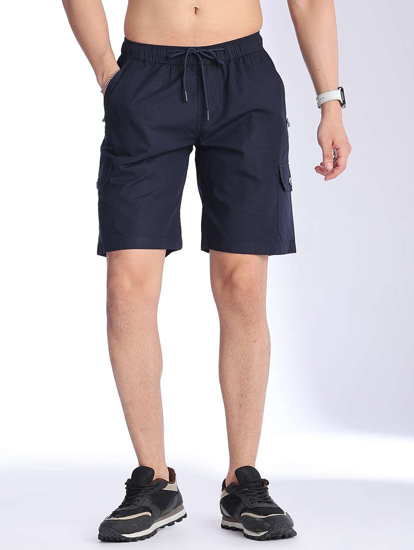 men solid mid rise regular fit cargo shorts