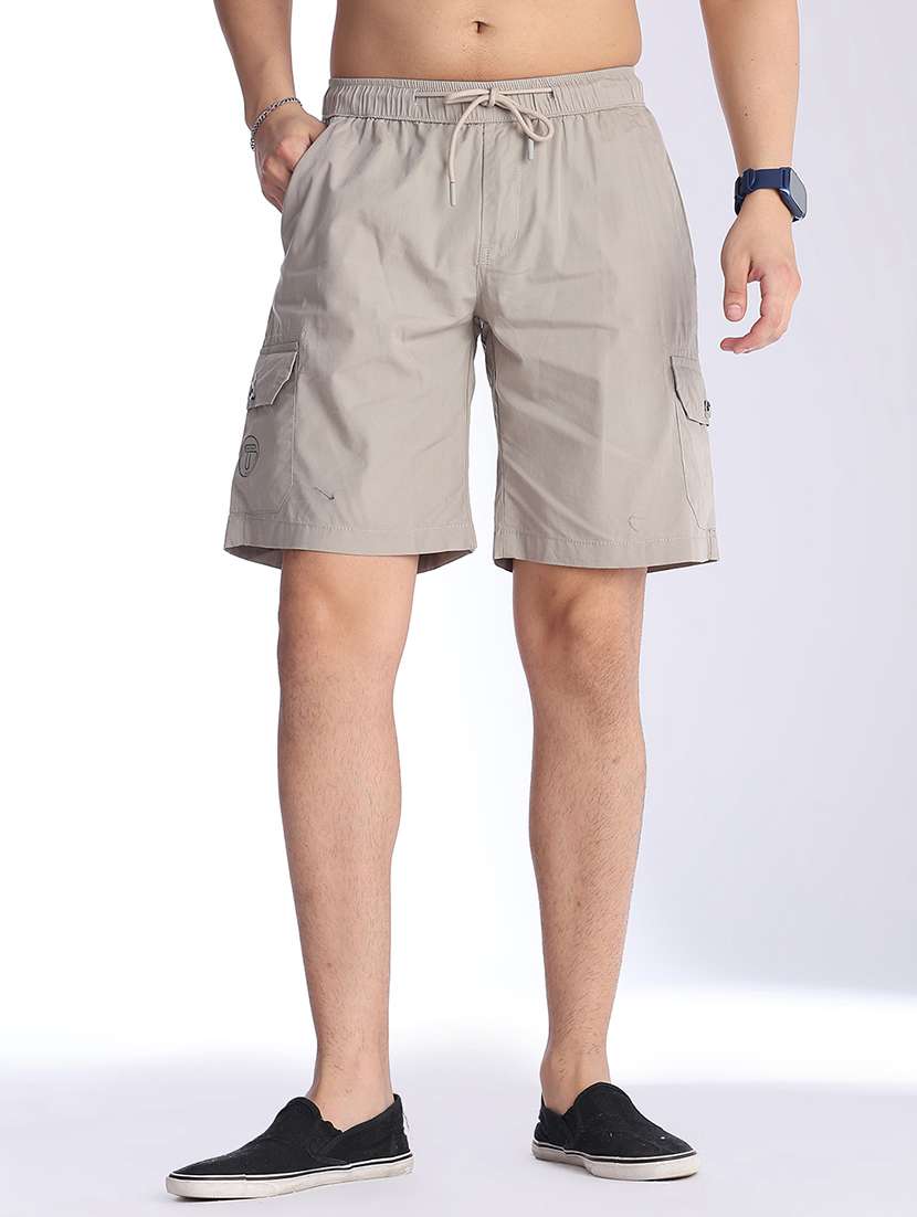 men solid mid rise regular fit cargo shorts