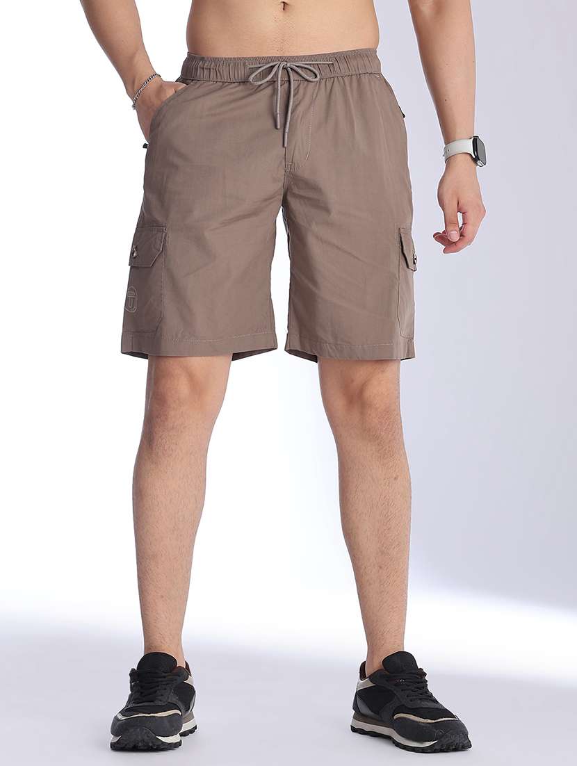 men solid mid rise regular fit cargo shorts