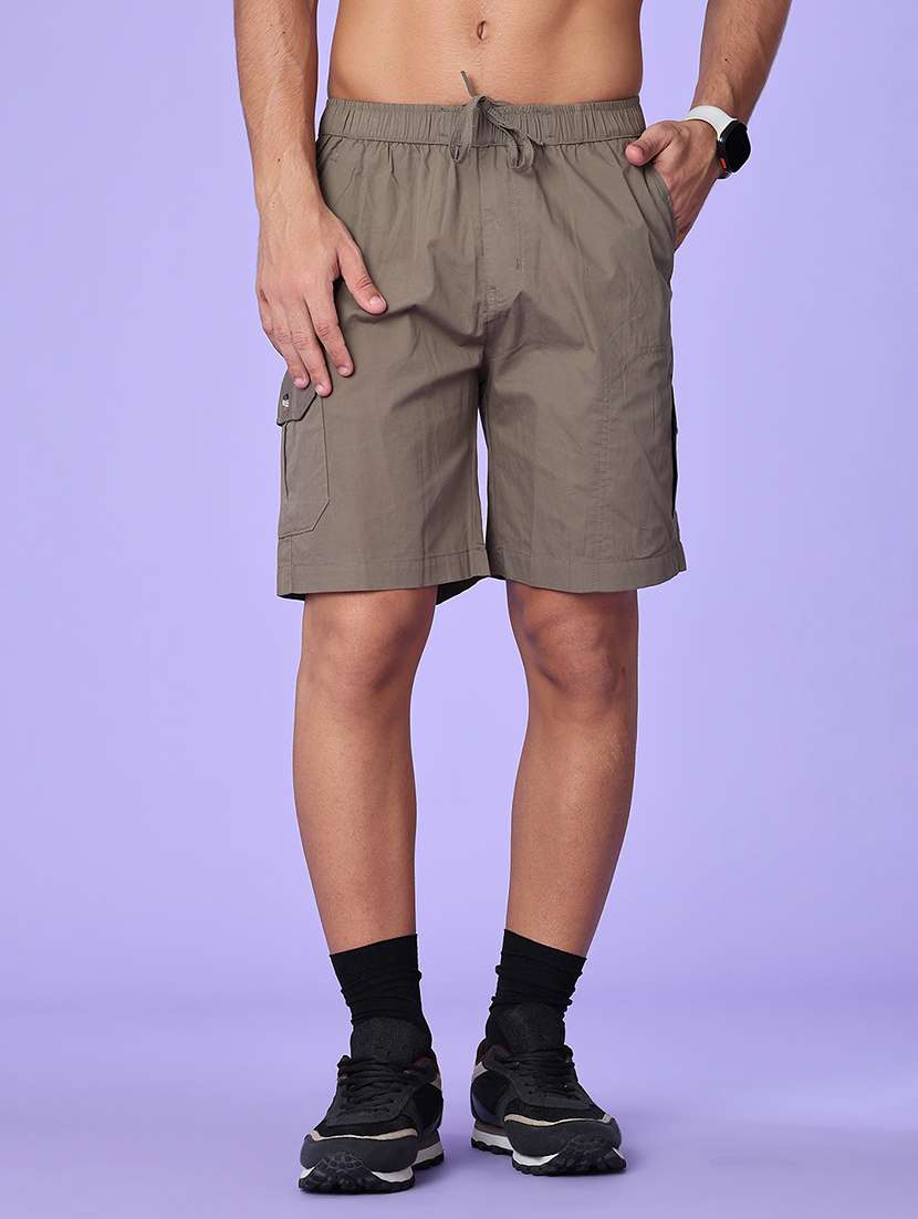 men solid mid rise regular fit cargo shorts