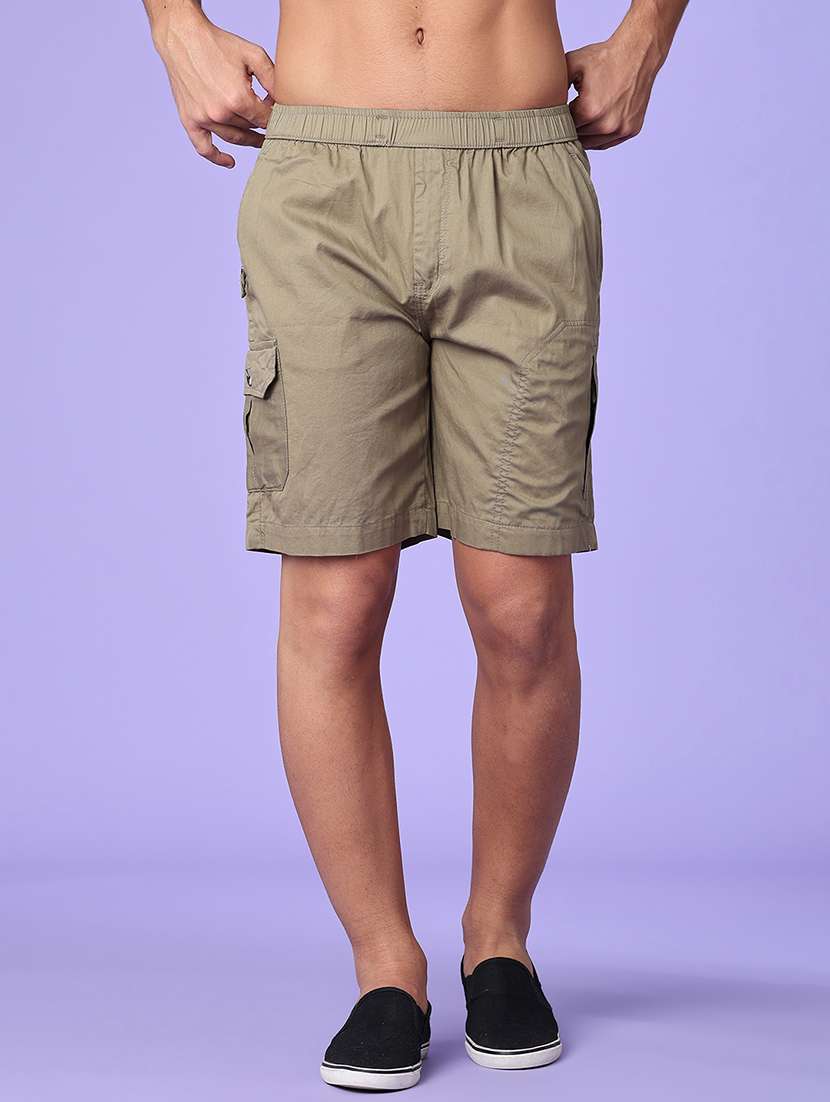 men solid mid rise regular fit cargo shorts