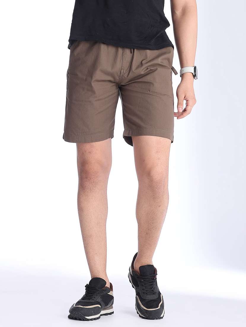 men solid mid rise regular fit shorts