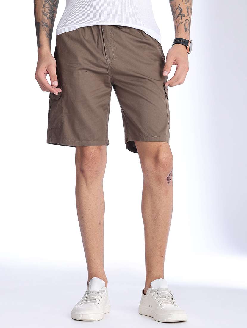 men solid mid rise regular fit cargo shorts