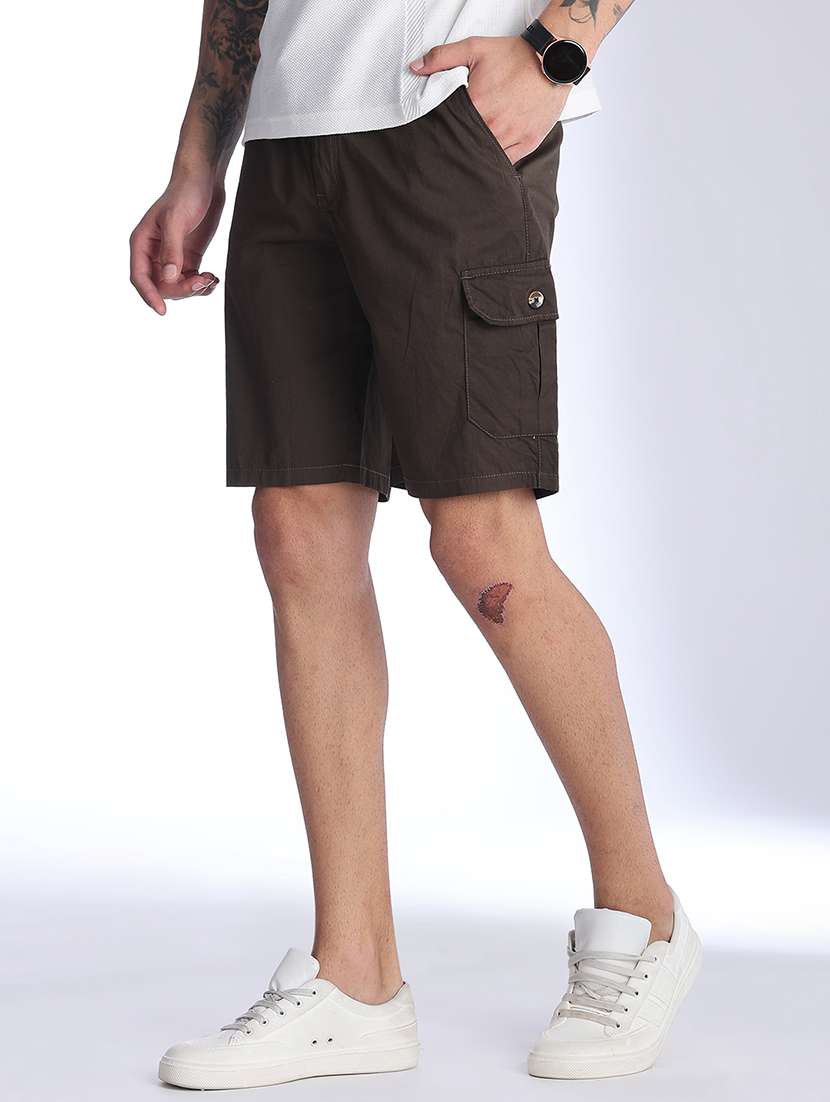 men solid mid rise regular fit cargo shorts