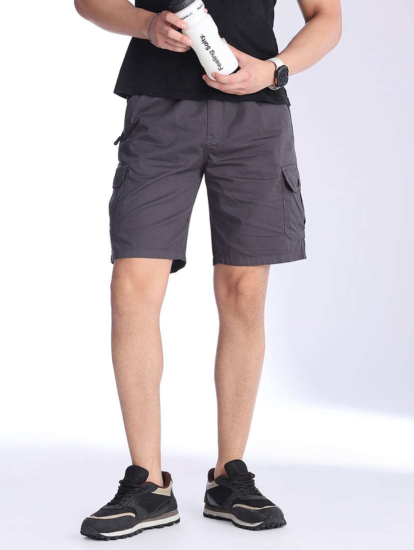 men solid mid rise regular fit cargo shorts