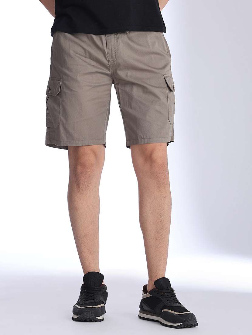 men solid mid rise regular fit cargo shorts