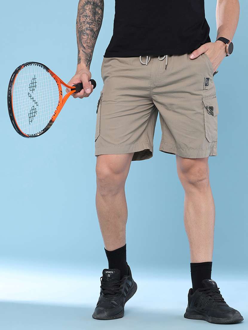 men solid mid rise regular fit cargo shorts