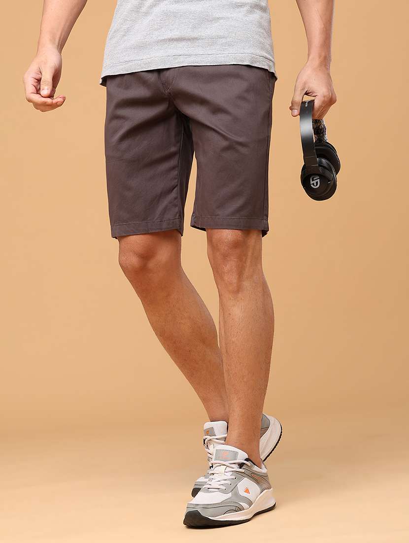 men solid mid rise regular fit shorts