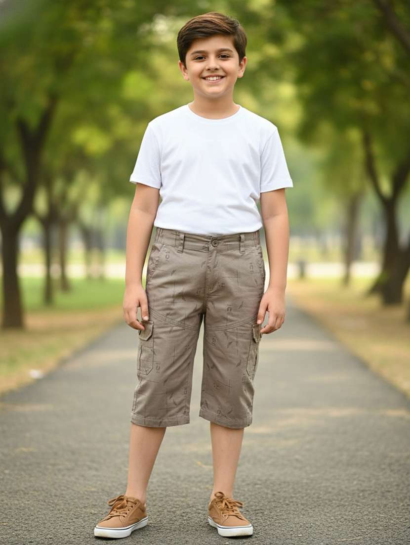 boys printed mid rise three fourth shorts