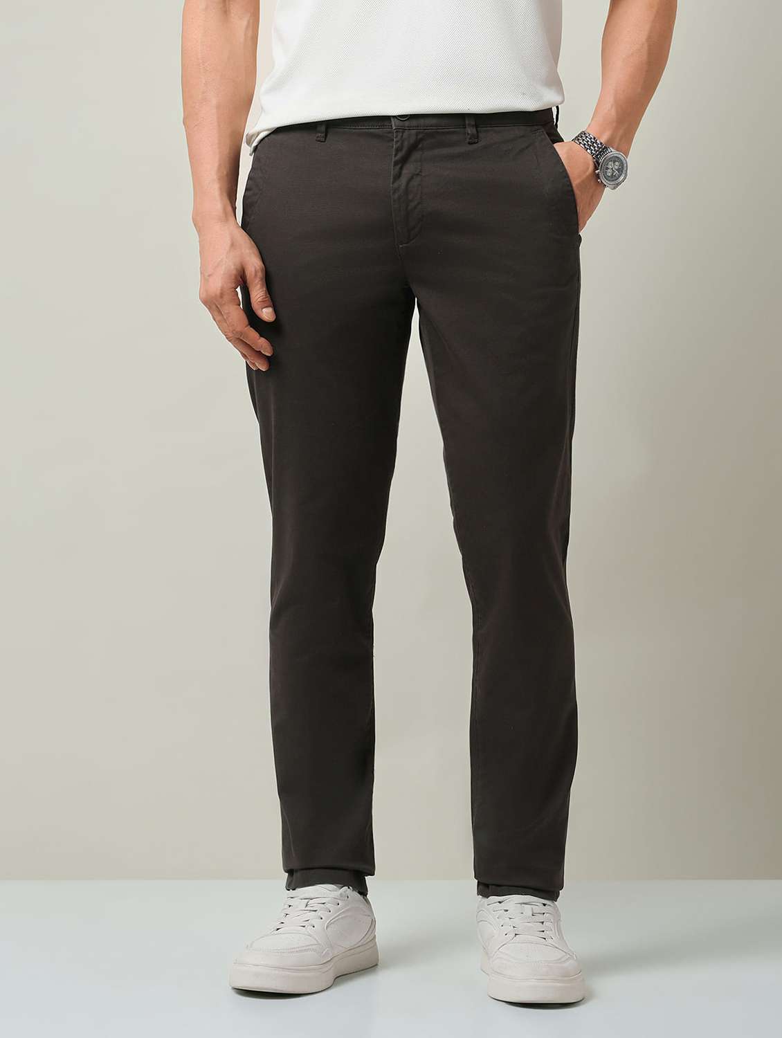 men solid mid rise chinos casual trouser