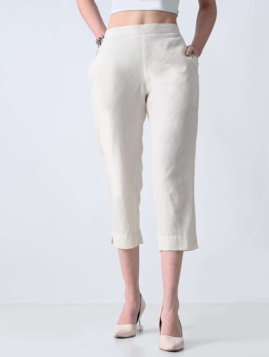women solid mid rise tapered pant