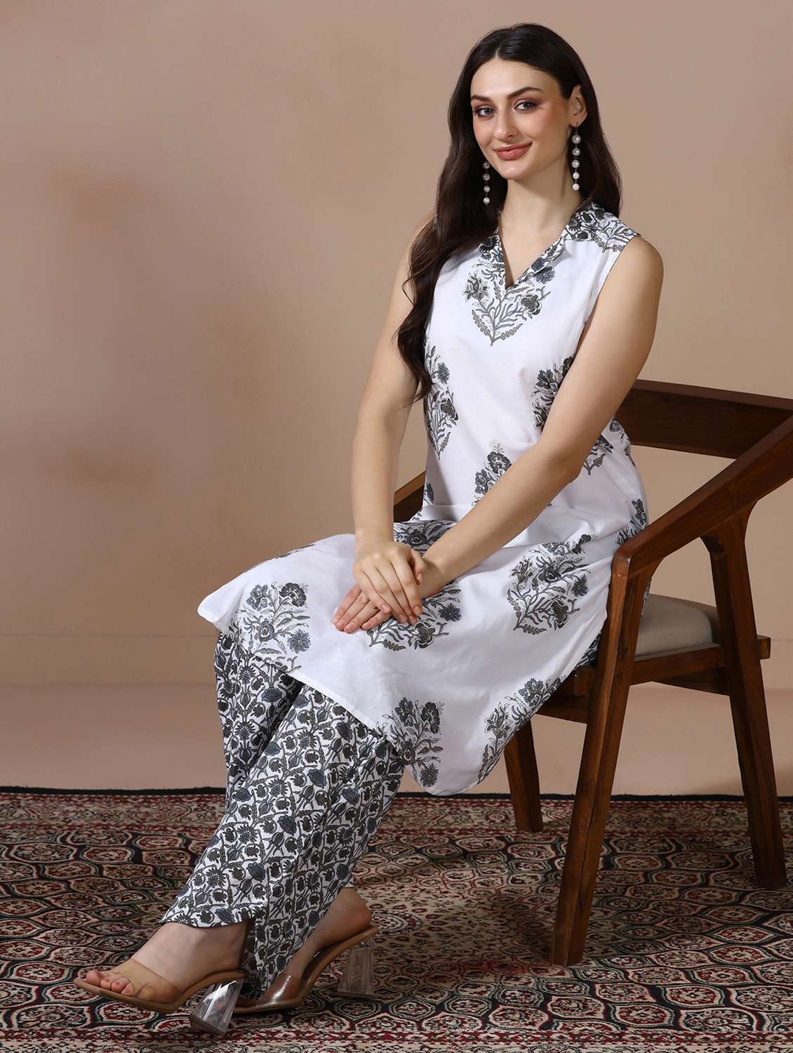 women printed sleeveless kurta pant set
