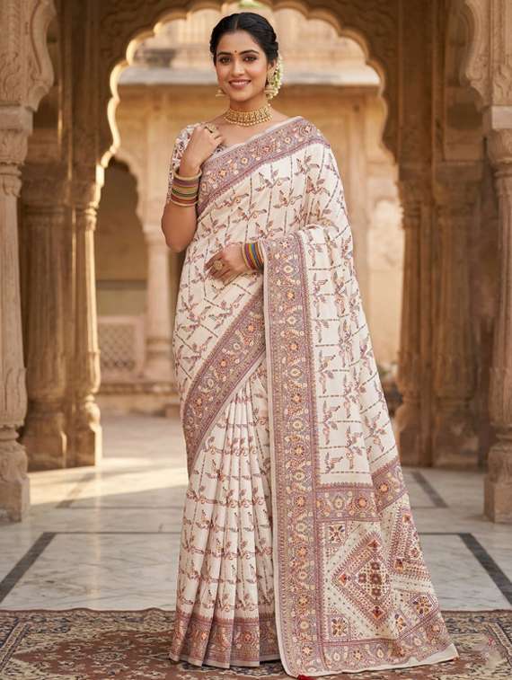 women self design bordered saree with blouse
