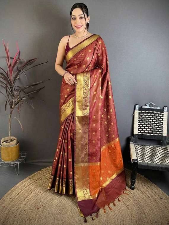 women self design bordered saree with blouse