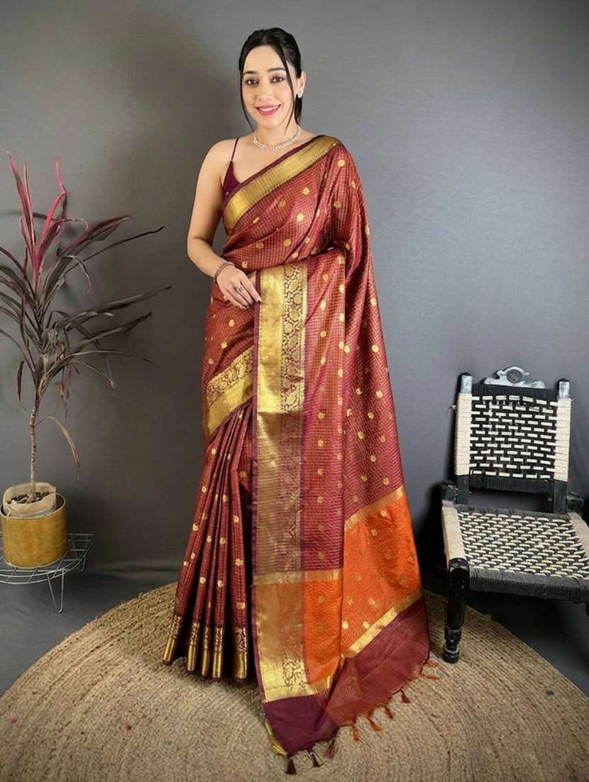 women self design bordered saree with blouse