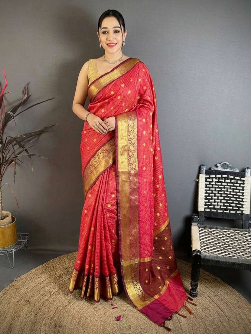 women self design bordered saree with blouse
