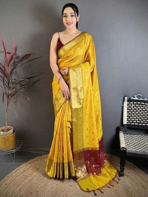 women self design bordered saree with blouse