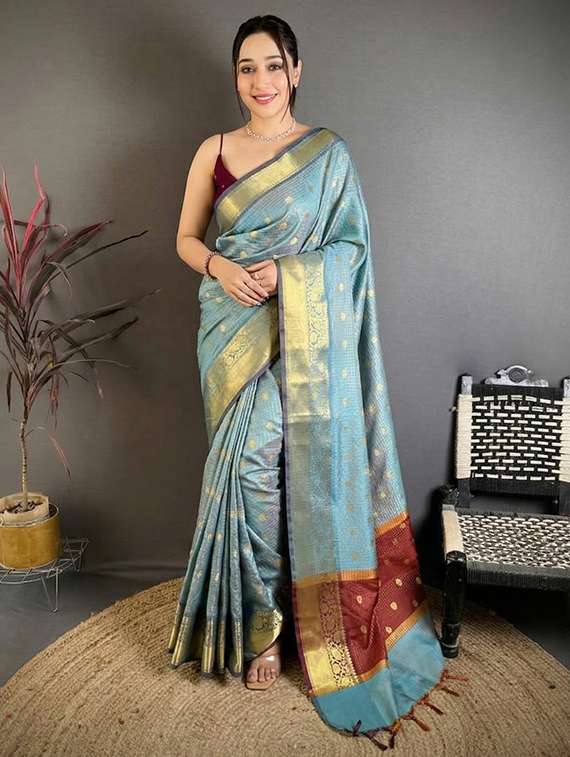 women self design bordered saree with blouse