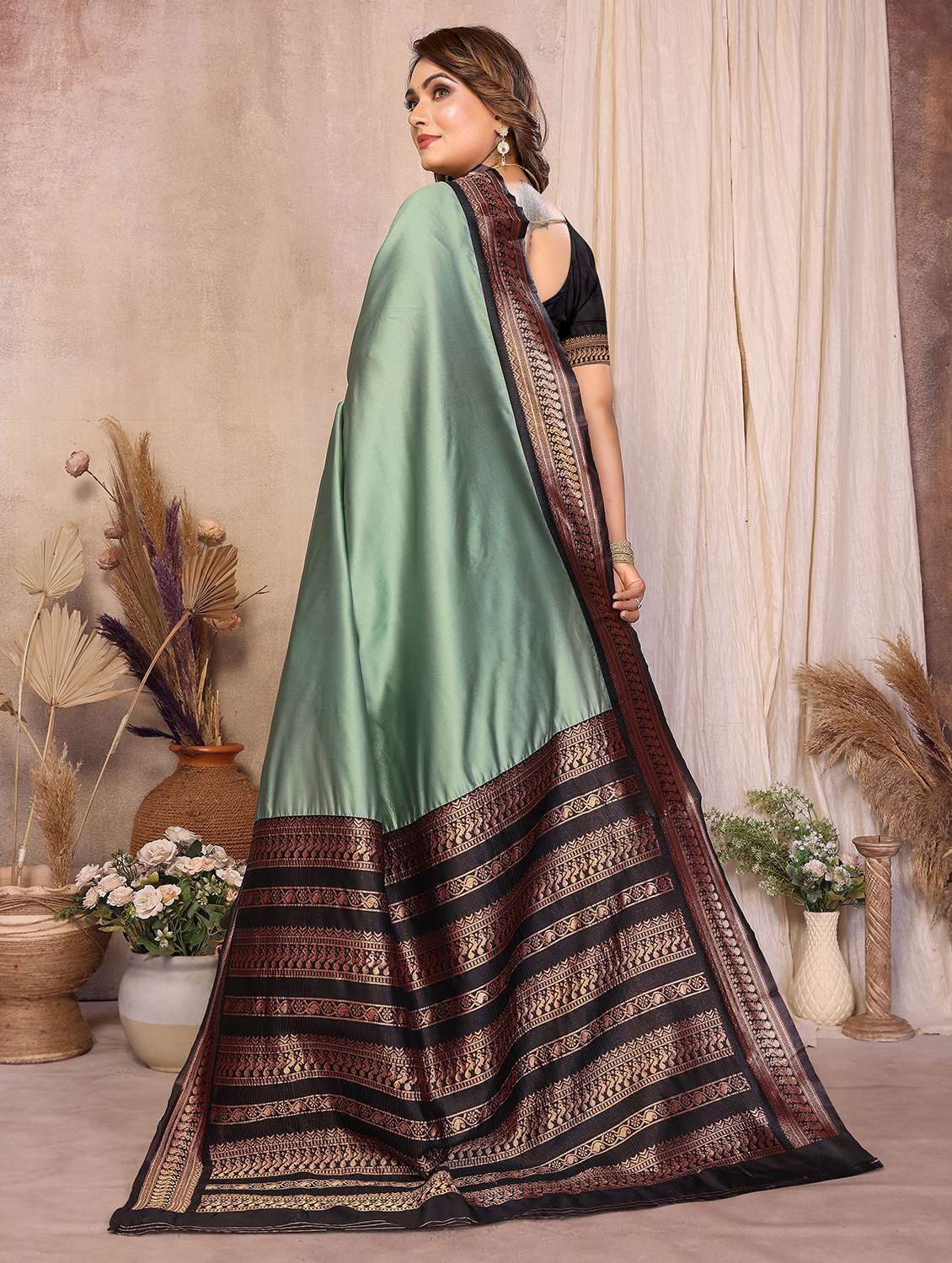 women solid with bordered saree with blouse - 22503210 -  Standard Image - 3