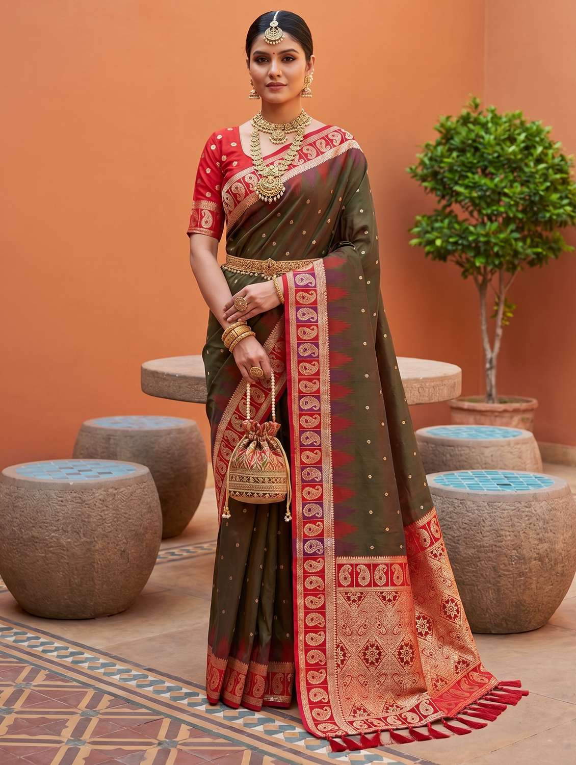 women self design kanjivaram saree with blouse