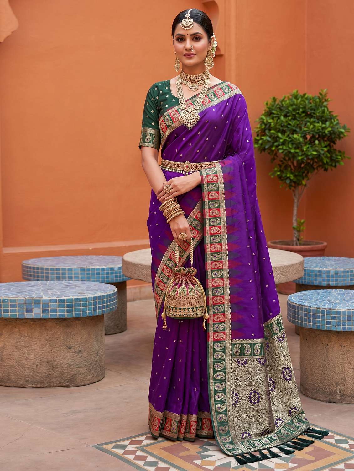 women self design kanjivaram saree with blouse