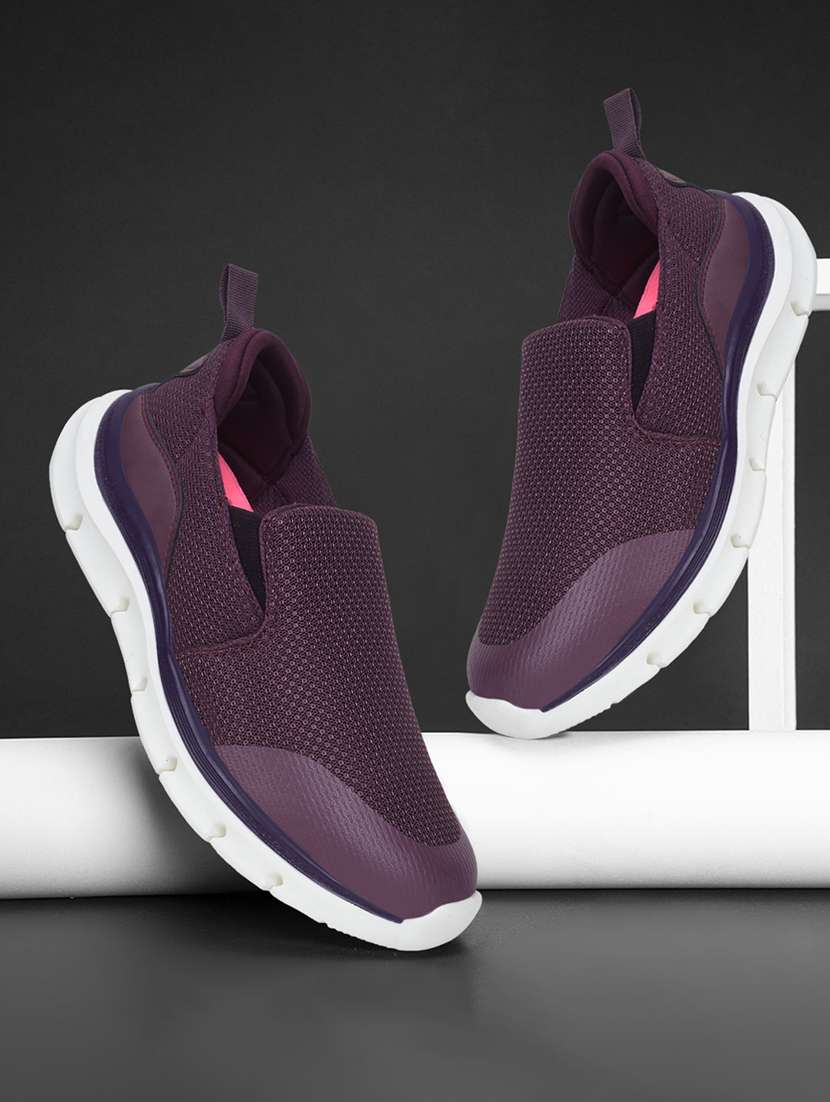 women textured slip on sports shoes