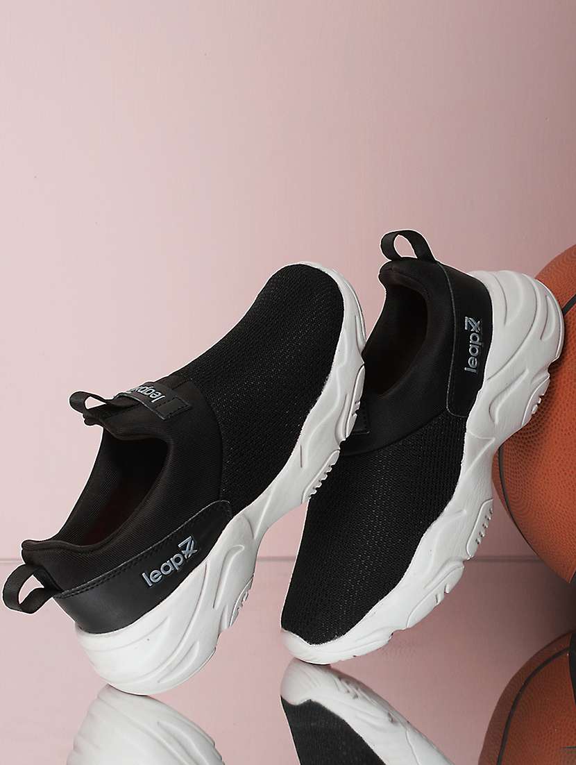 women textured slip on sports shoes