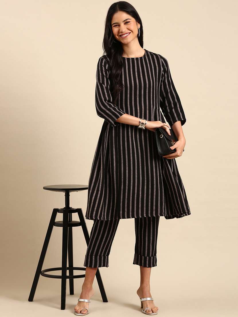 women printed round neck kurta and pant set