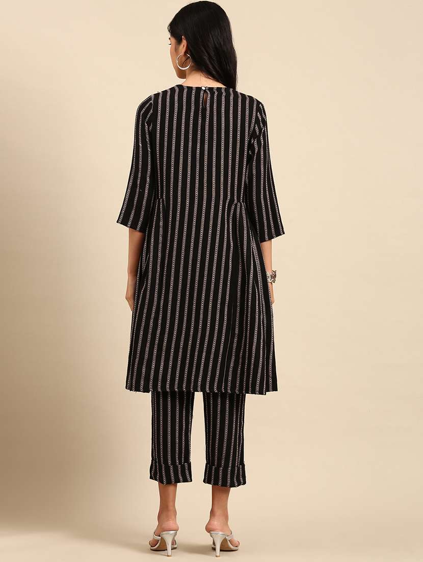 Women Printed Round Neck Kurta And Pant Set - 22504867 -  Standard Image - 3