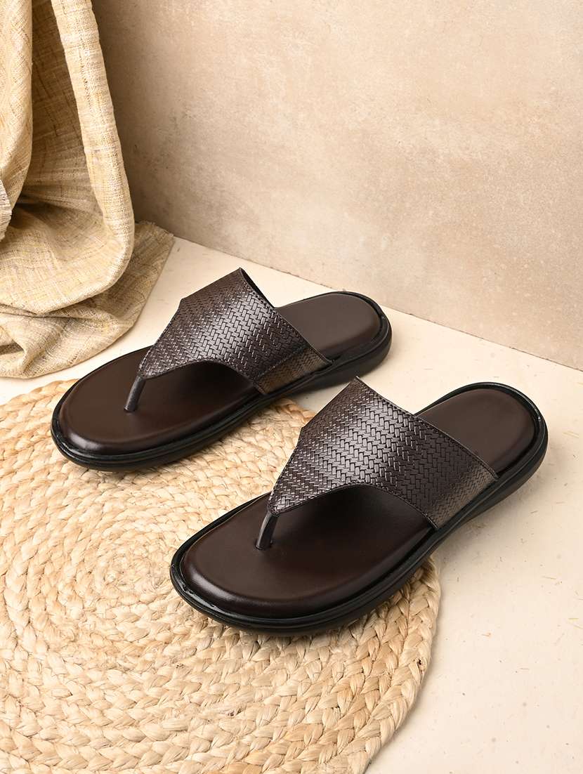 men textured toe seperator sandal