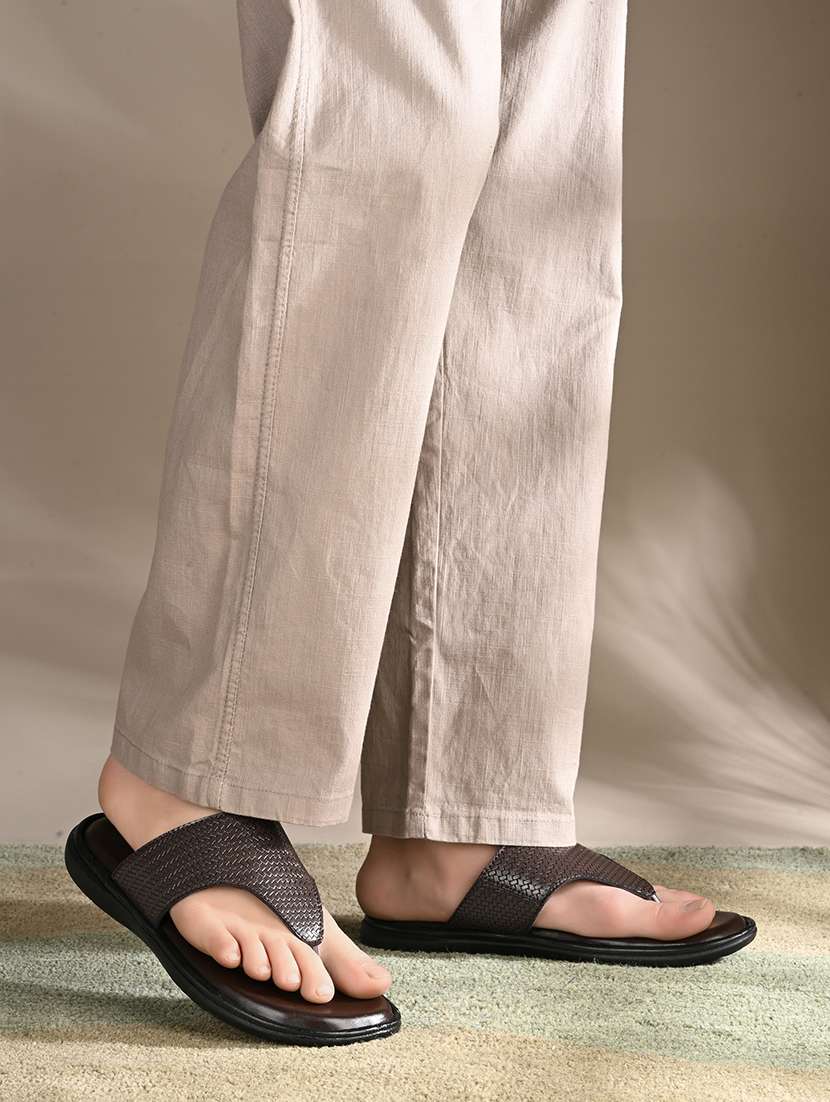 men textured toe seperator sandal - 22504972 -  Standard Image - 5
