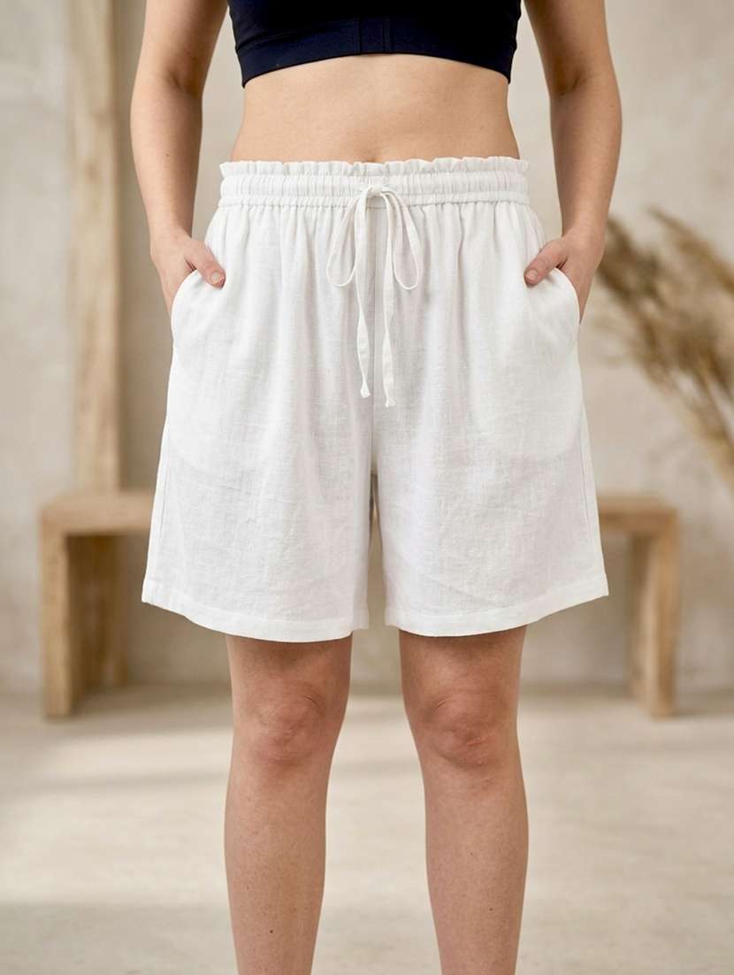 women solid mid rise regular shorts