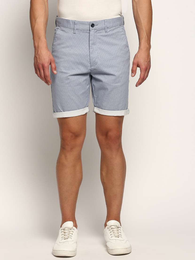 men printed mid rise regular fit shorts