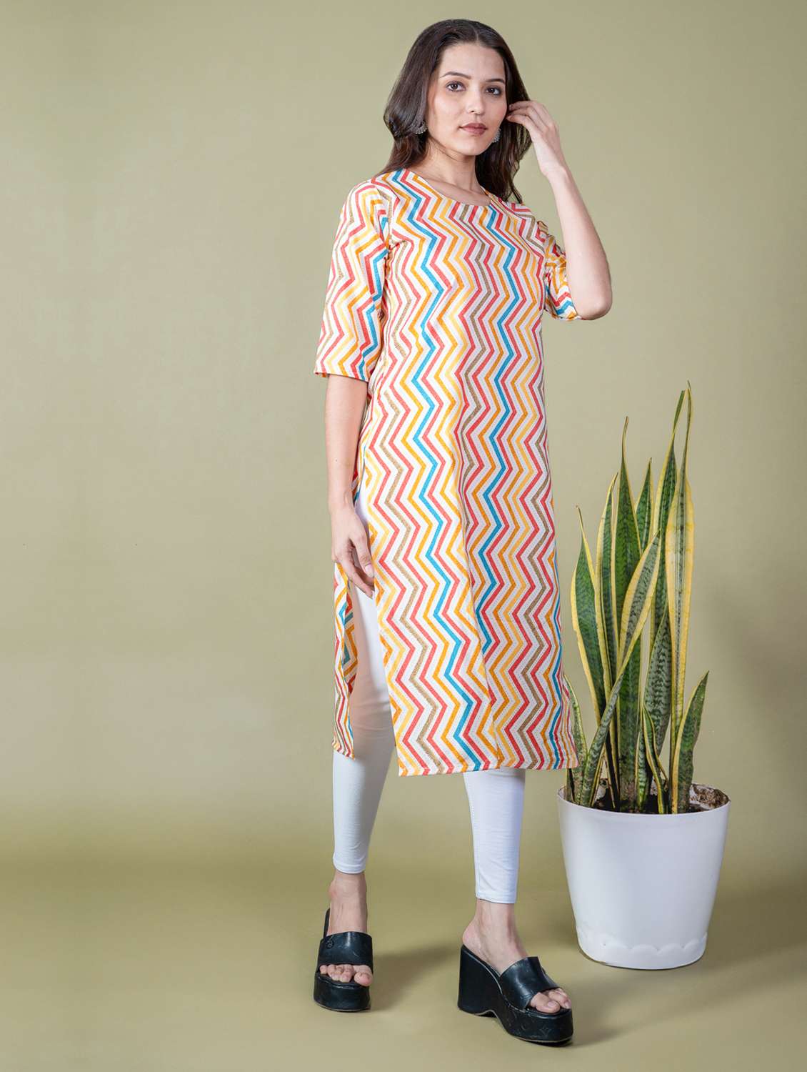 Women Printed Round Neck Straight Kurta - 22505368 -  Standard Image - 3