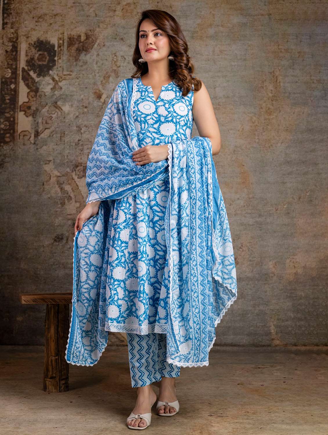 women printed sleeveless kurta and pant suit set