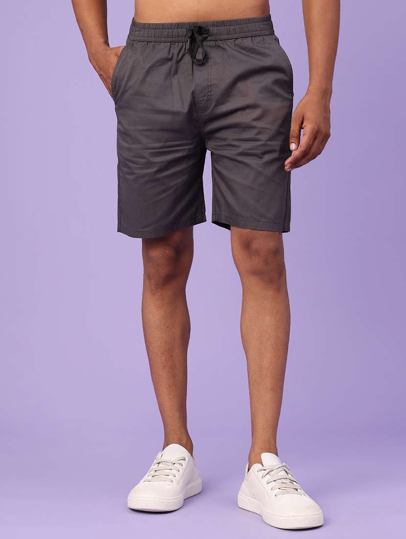 men solid mid rise regular fit shorts