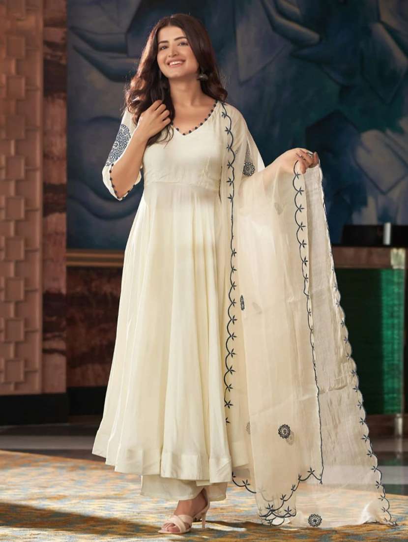 women embroidered three quarter sleeve kurta pant with dupatta set