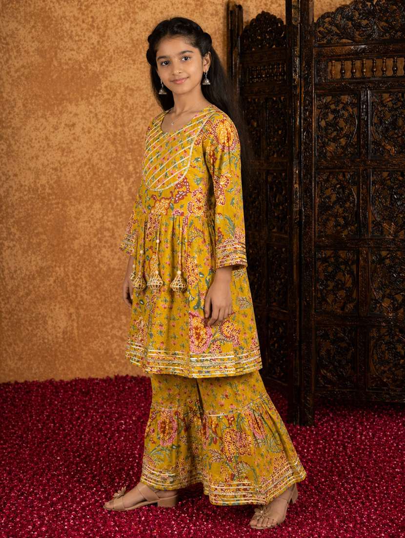 Girls Printed Round Neck Kurta And Sharara Suit Set - 22511983 -  Standard Image - 3