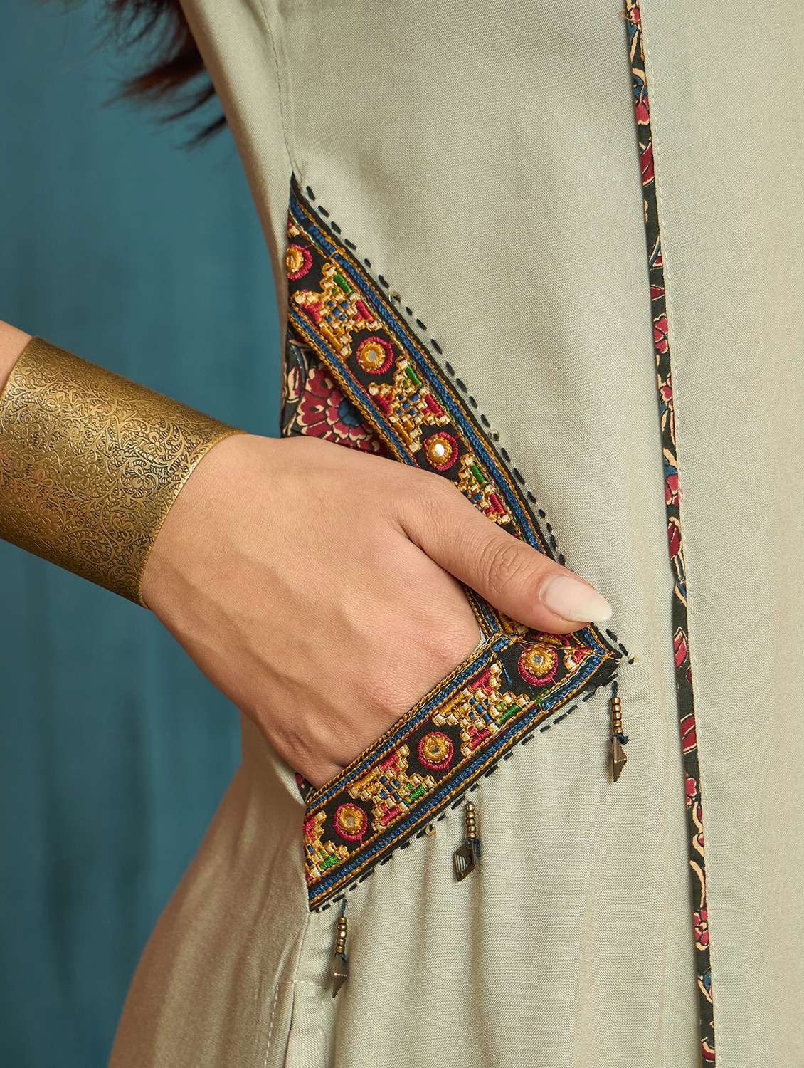 women embroidered v neck kurta and palazzo set with dupatta - 22513804 -  Standard Image - 5