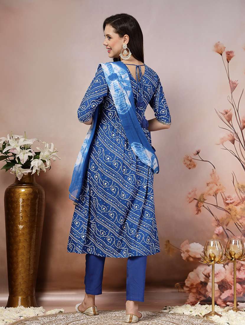 women printed v neck kurta and pant set with dupatta - 22513829 -  Standard Image - 3
